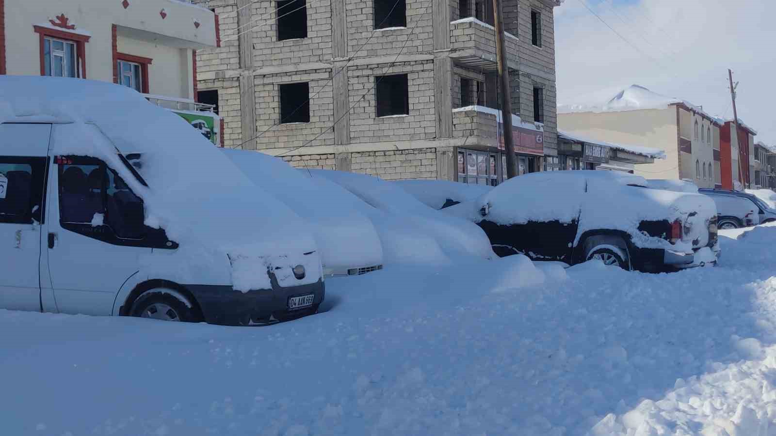 Çaldıran’da kar kalınlığı 47 santimetreyi buldu, araçlar kara gömüldü
