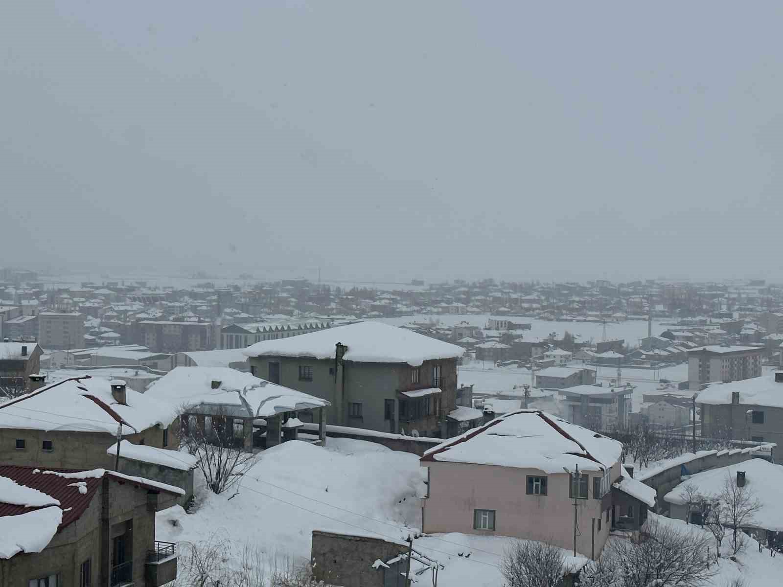 Yüksekova’da uçak seferlerine kar engeli