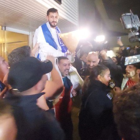 Türkiye'den sınır dışı edilen Antalyasporlu futbolcu ülkesinde kahraman gibi karşılandı