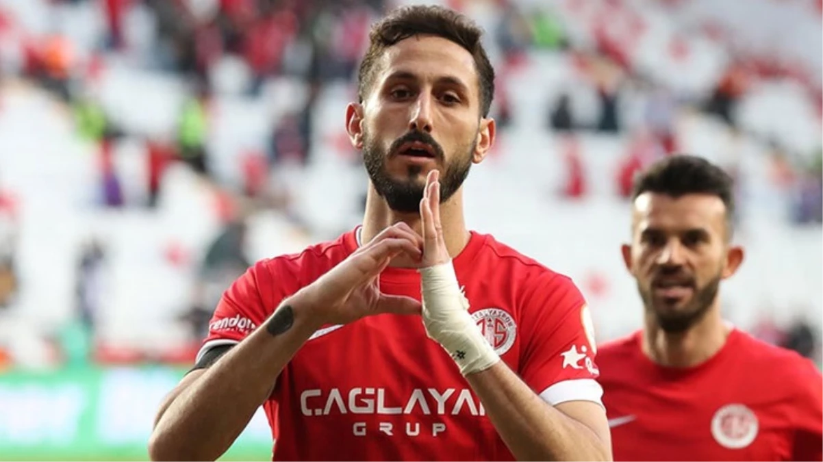 Türkiye'den sınır dışı edilen Antalyasporlu futbolcu ülkesinde kahraman gibi karşılandı