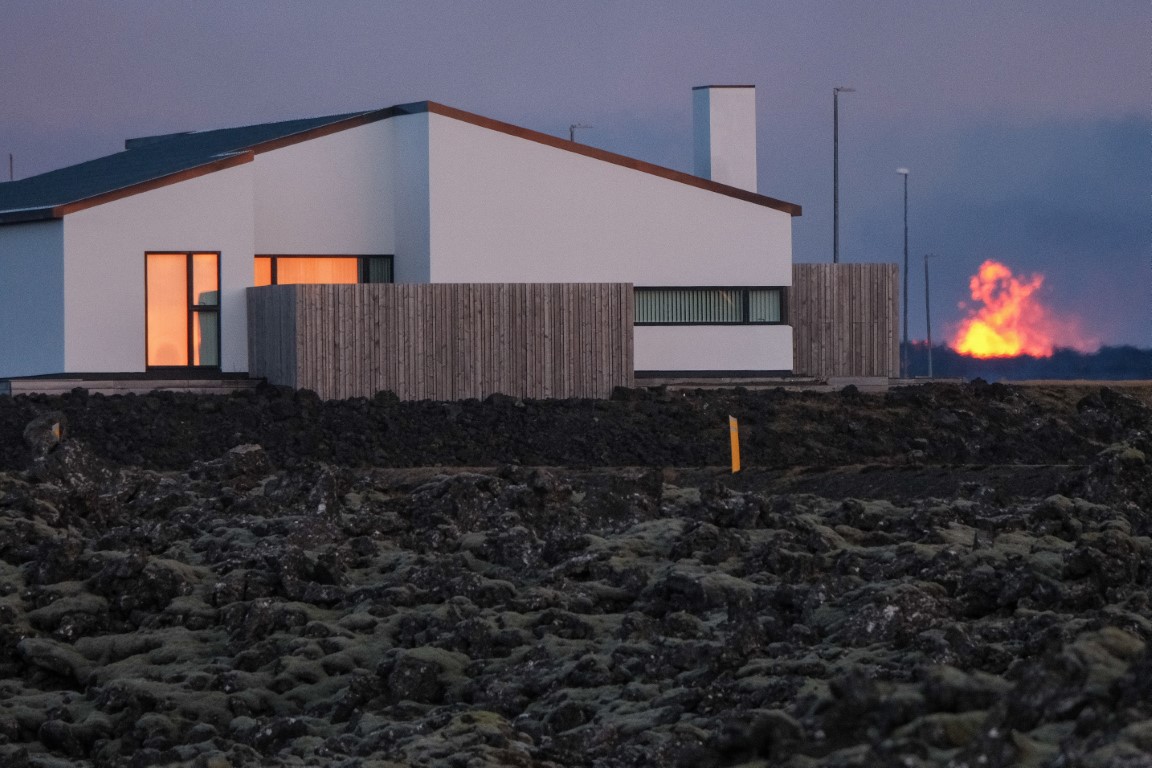 İzlanda’da lavlar kasabaya ulaştı, bir ev alev aldı