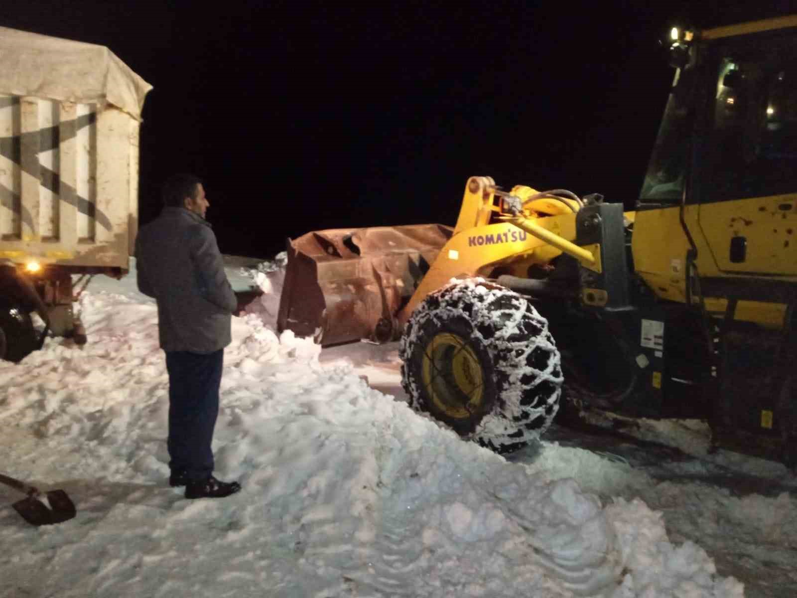 Muradiye’de kar nedeniyle yolda kalan araçlar kurtarıldı
