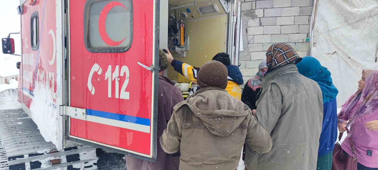 Ağrı’da hamile kadın paletli ambulansla kurtarıldı