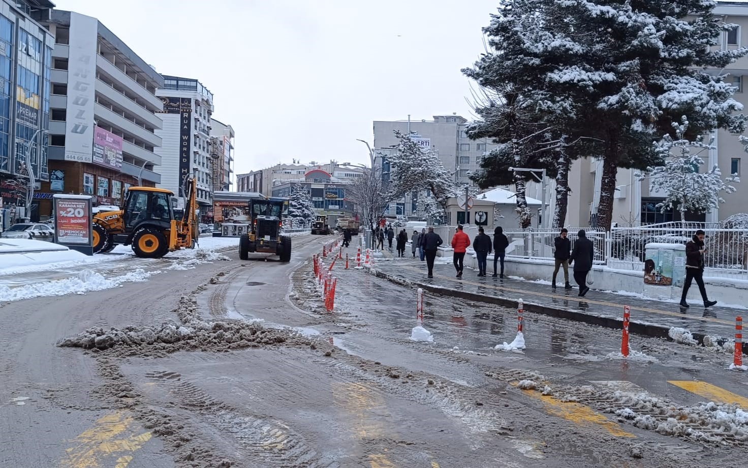 Van Büyükşehir Belediyesinden karla mücadele çalışması