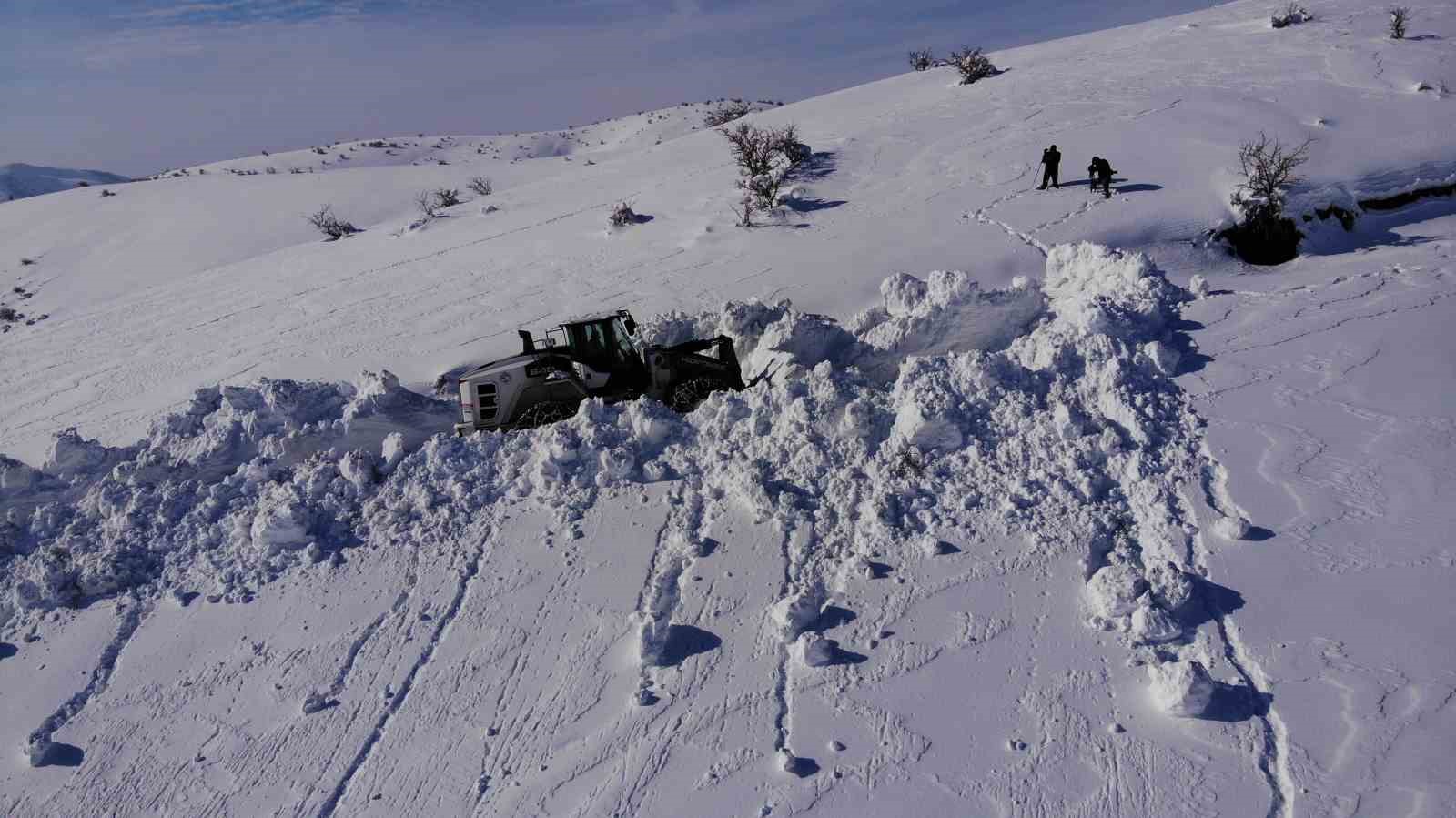 Bitlis’te 4 metreyi bulan karda yol açma çalışması