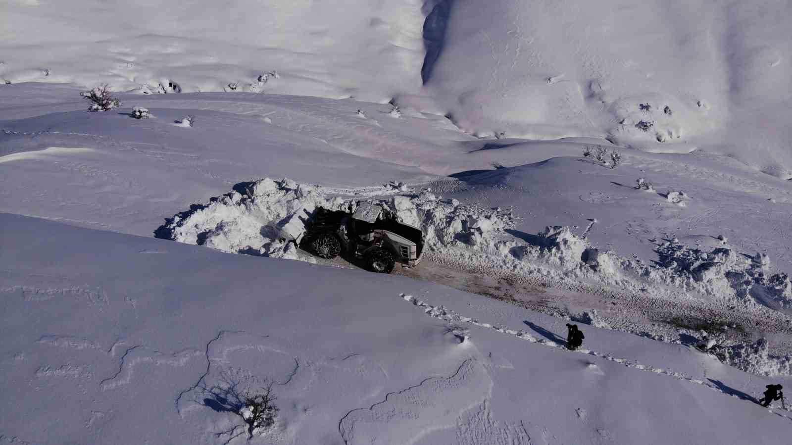 Bitlis’te 4 metreyi bulan karda yol açma çalışması