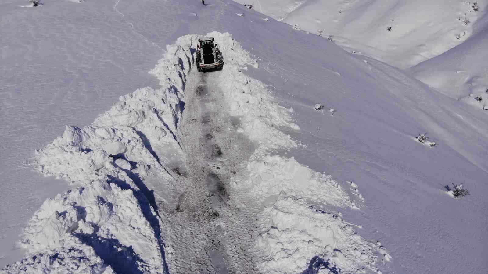 Bitlis’te 4 metreyi bulan karda yol açma çalışması