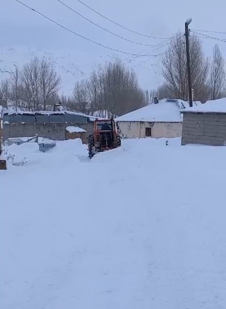 14 yıldır mahallesinin yollarını kendi imkanlarıyla açıyor