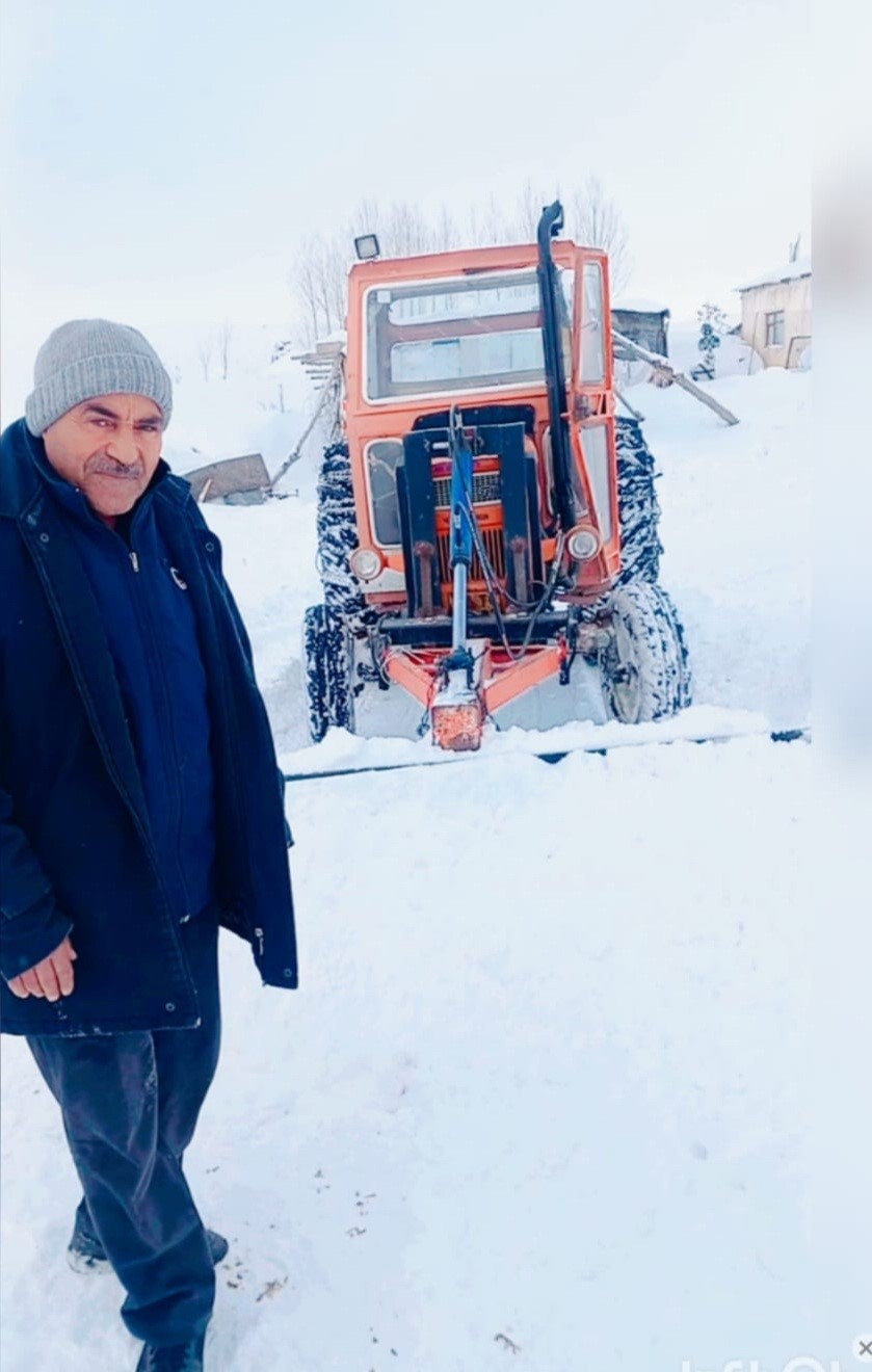 14 yıldır mahallesinin yollarını kendi imkanlarıyla açıyor