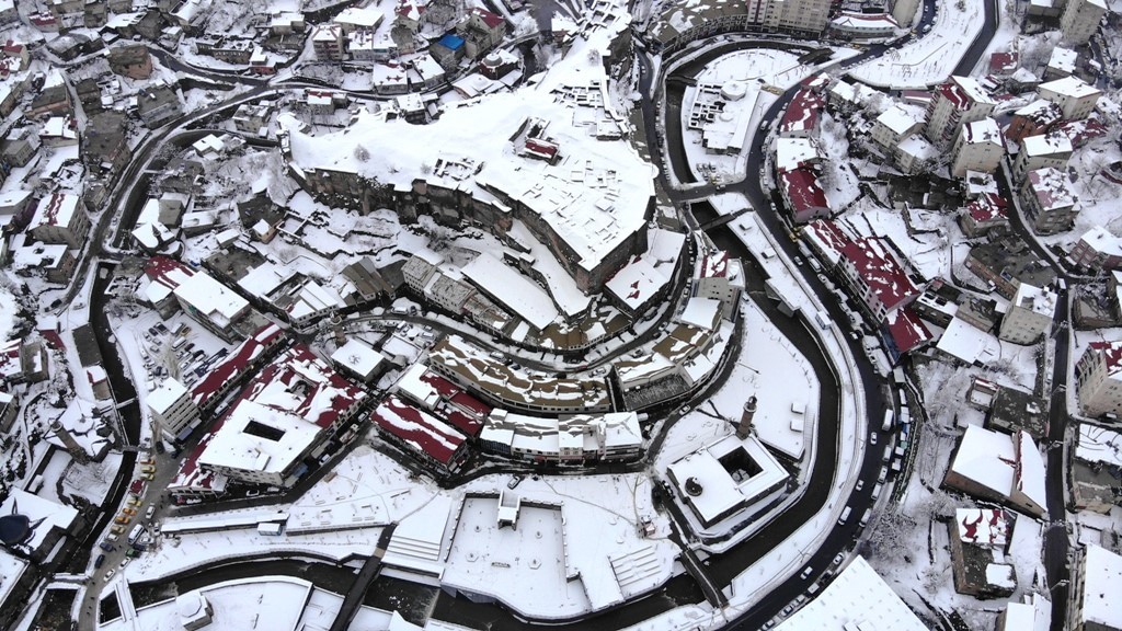 Bitlis’in karla bütünleşen tarihi güzellikleri mest ediyor