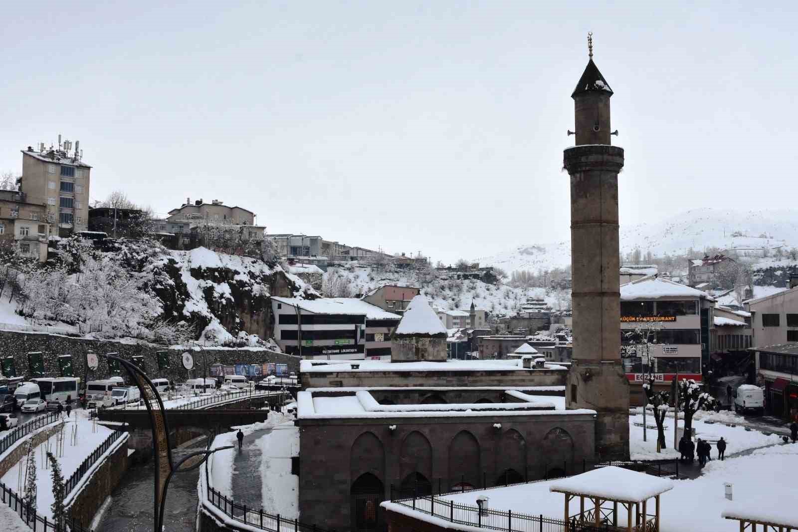 Bitlis’in karla bütünleşen tarihi güzellikleri mest ediyor