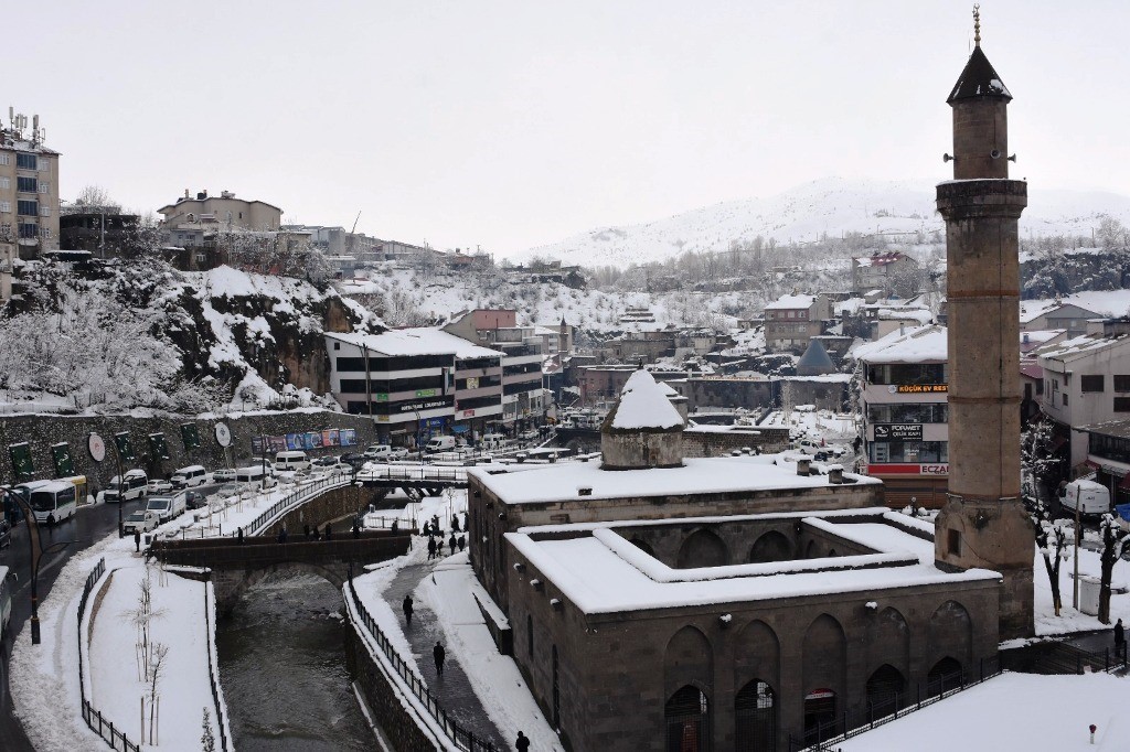 Bitlis’in karla bütünleşen tarihi güzellikleri mest ediyor