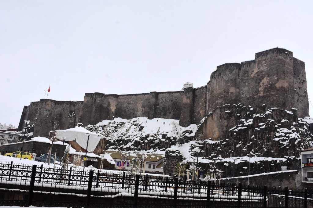 Bitlis’in karla bütünleşen tarihi güzellikleri mest ediyor