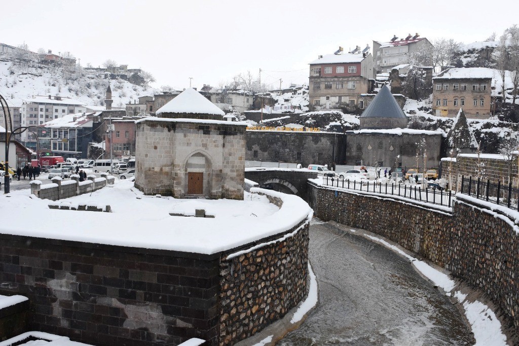 Bitlis’in karla bütünleşen tarihi güzellikleri mest ediyor
