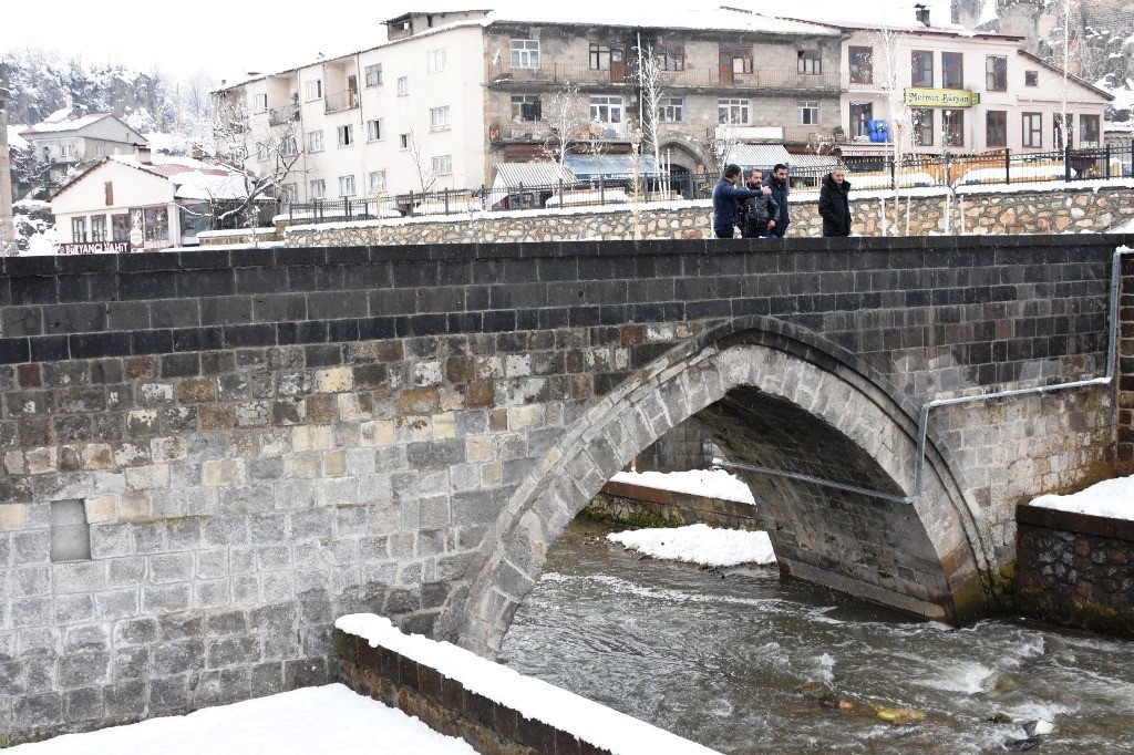 Bitlis’in karla bütünleşen tarihi güzellikleri mest ediyor