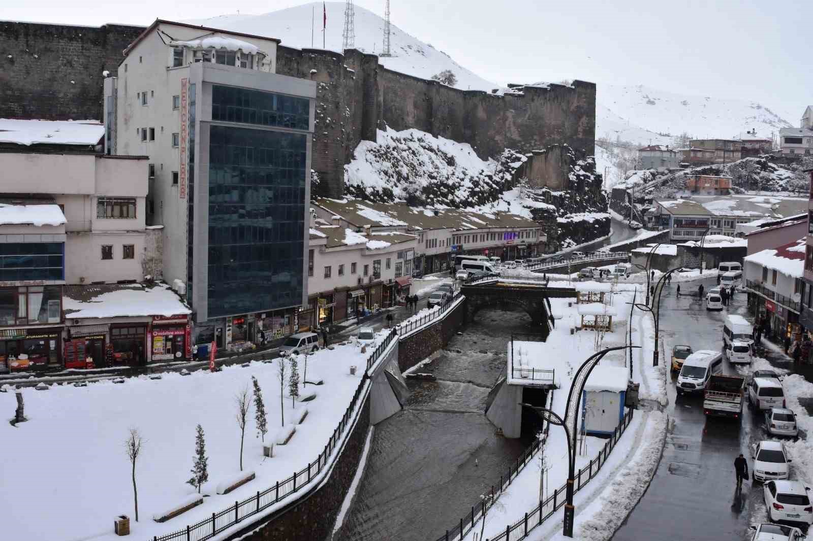 Bitlis’in karla bütünleşen tarihi güzellikleri mest ediyor