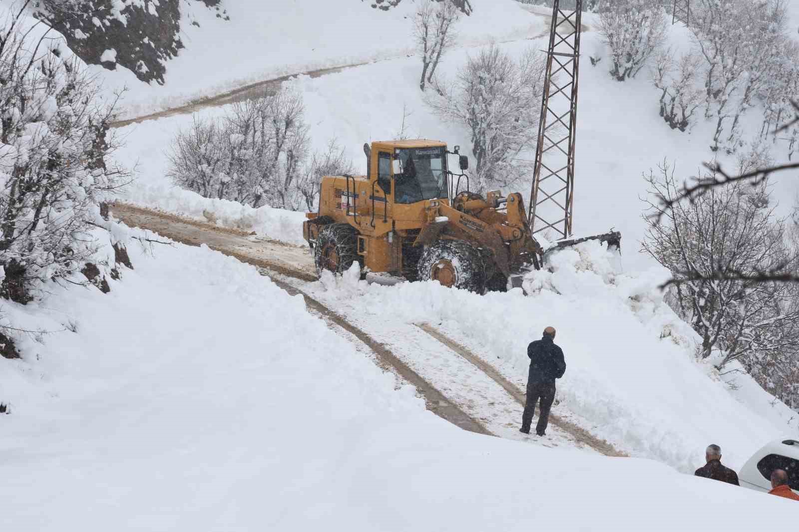Bitlis’in köylerinde karla mücadele çalışması