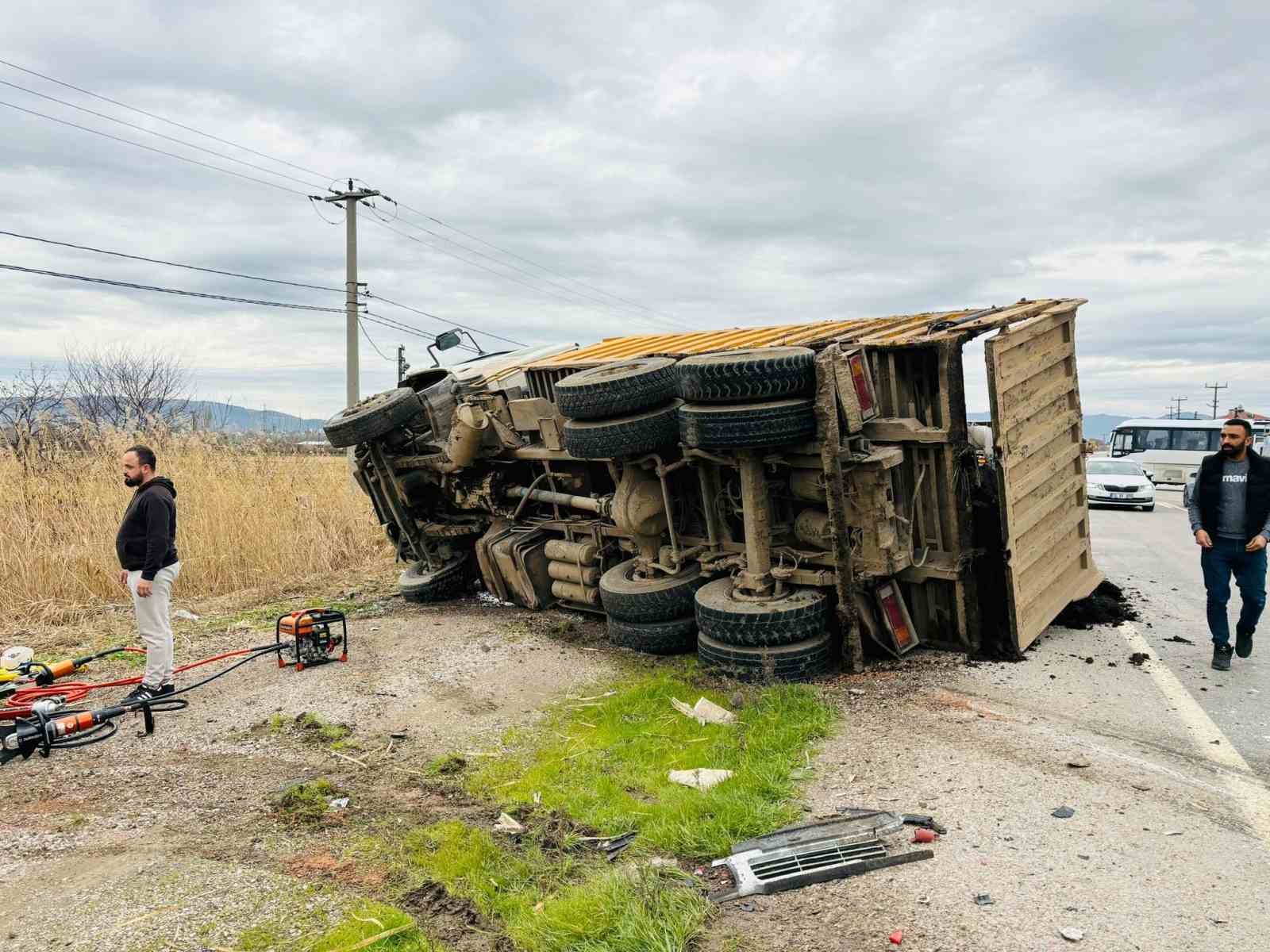 Gönen’de üç aracın karıştığı kazada 1 kişi öldü