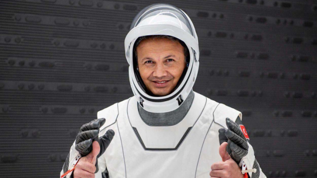 Türk astronot Alper Gezeravcı'nın uzaya çıkar çıkmaz ilk işi kalem çevirmek oldu