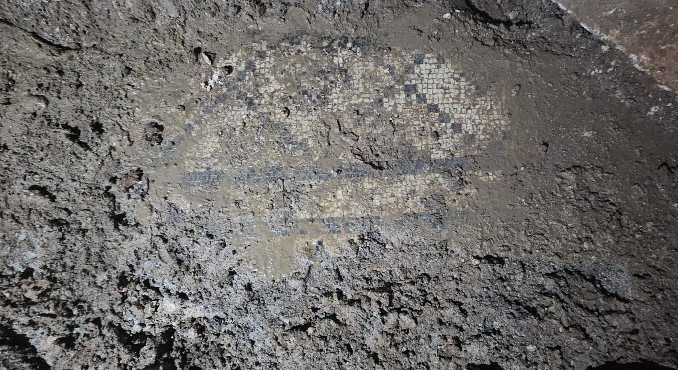 İnşaat kazısında Roma dönemine ait mozaikli kaya mezar odası bulundu
