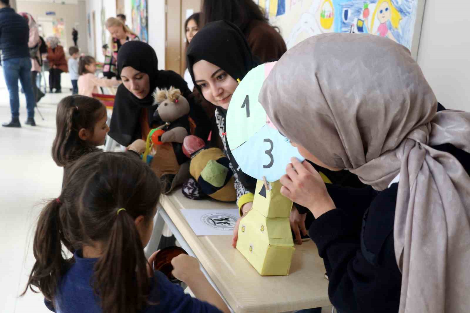 Türkiye’de çok fazla eşi bulunmayan bu sınıfta minik öğrencilere masal anlatılıyor