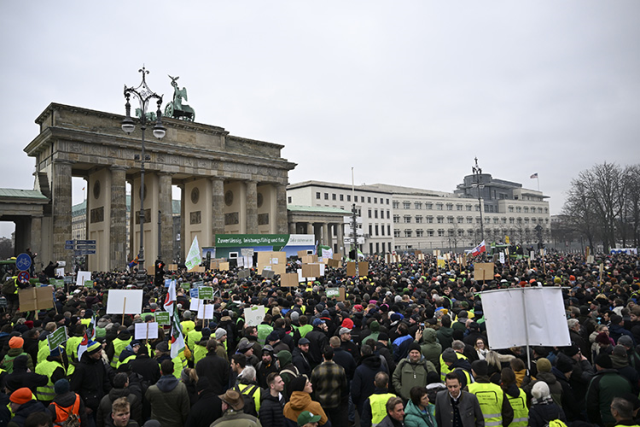 Bakanın feribottan inmesine izin vermediler! Almanya'da yüzlerce çiftçi hükümete karşı ayaklandı