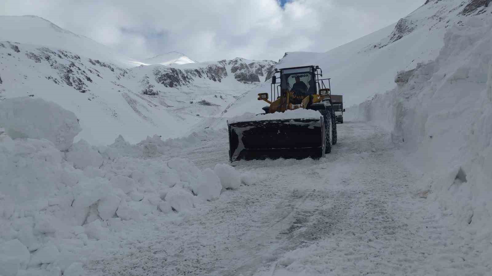 Van-Bahçesaray Karabet Geçidi’nde kar kalınlığı 2 metre 64 santimetreye ulaştı