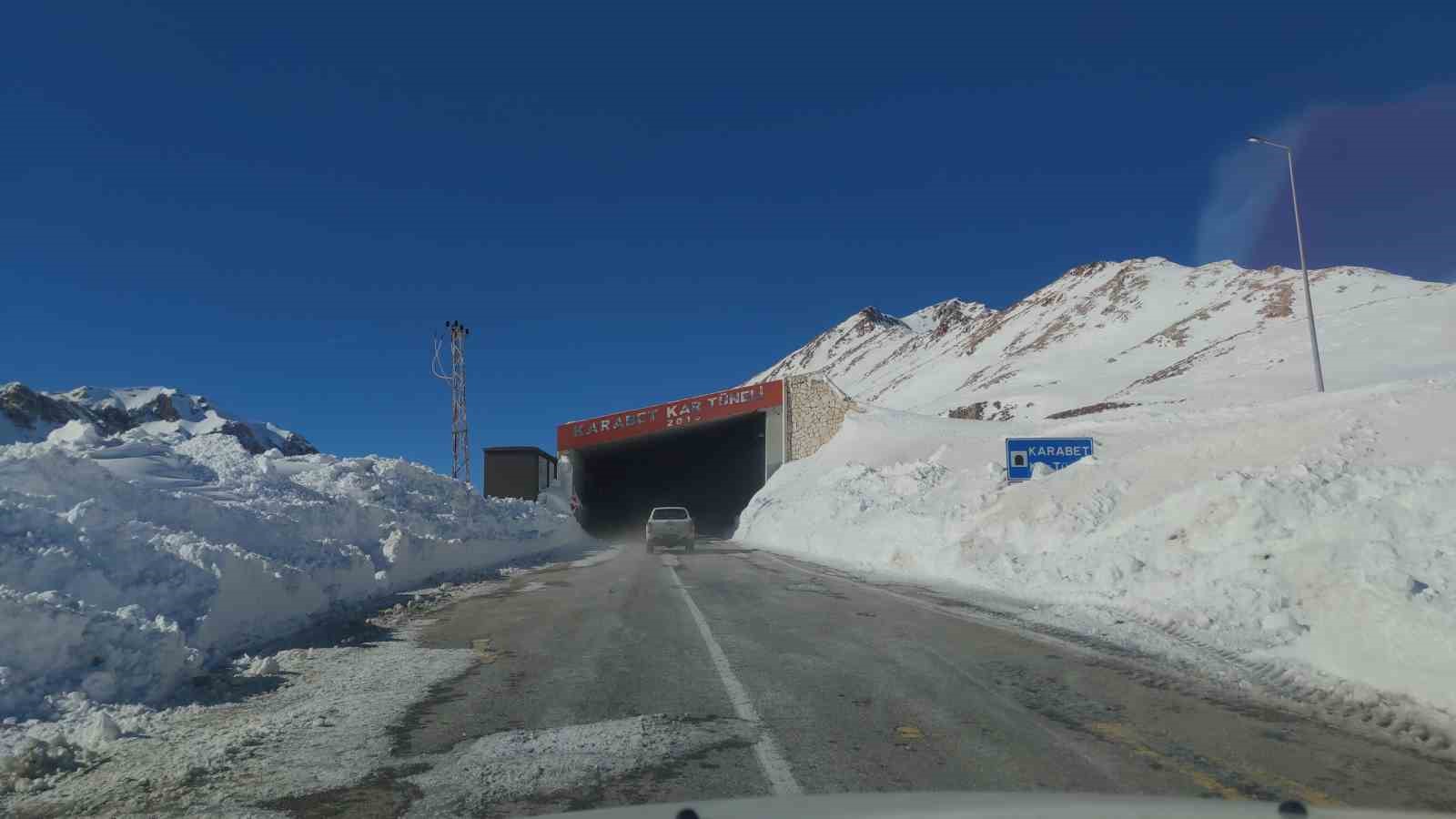 Van-Bahçesaray Karabet Geçidi’nde kar kalınlığı 2 metre 64 santimetreye ulaştı