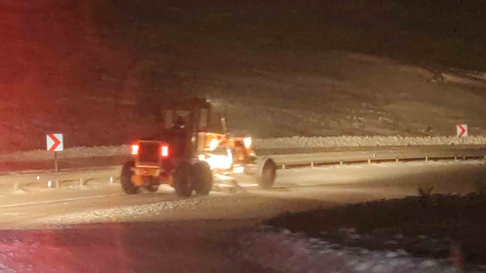 Van-Bahçesaray Karabet Geçidi’nde kar kalınlığı 2 metre 64 santimetreye ulaştı