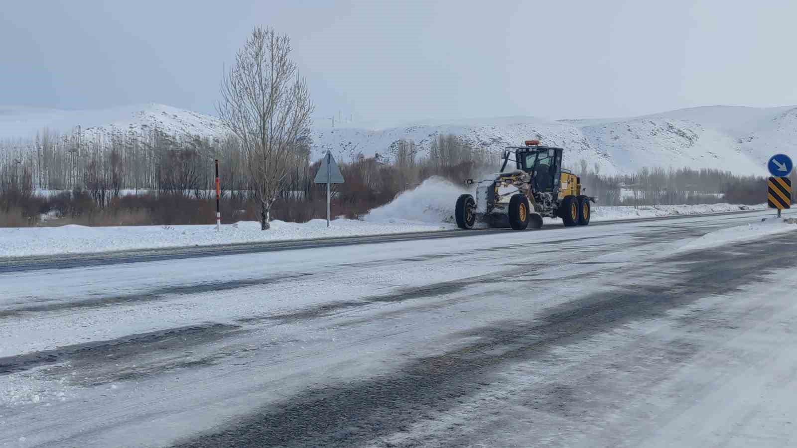 Van-Bahçesaray Karabet Geçidi’nde kar kalınlığı 2 metre 64 santimetreye ulaştı