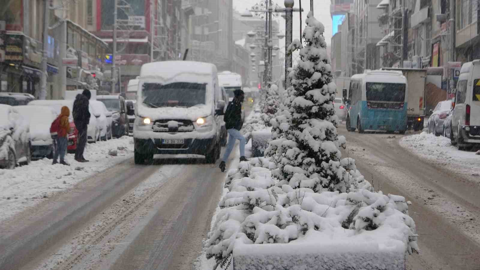 Van’da kar yağışı hayatı olumsuz etkiledi