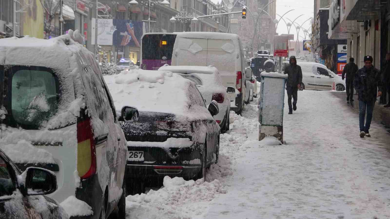 Van’da kar yağışı hayatı olumsuz etkiledi