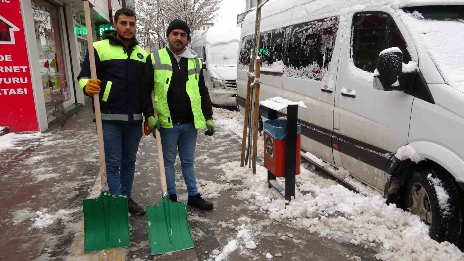 Van’da kar yağışı hayatı olumsuz etkiledi