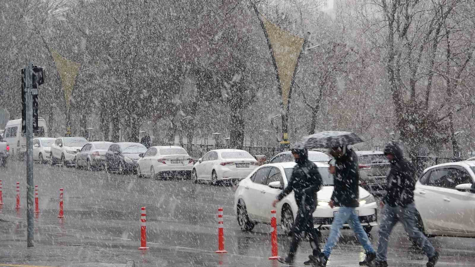 Bingöl merkezde beklenen kar yağışı başladı