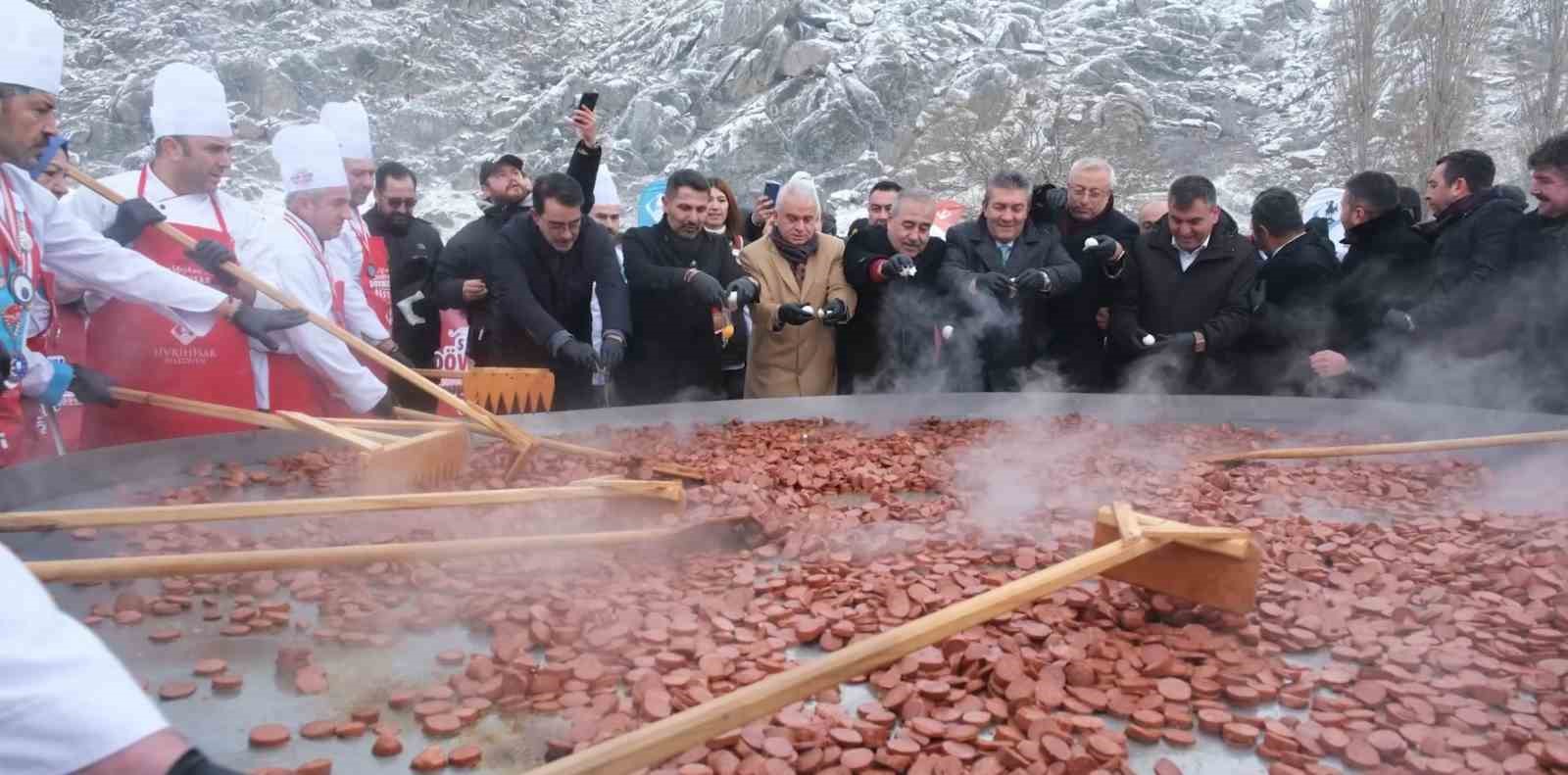 Dev tavada 3 bin 500 adet yumurta ve 500 kilo sucuk pişirildi