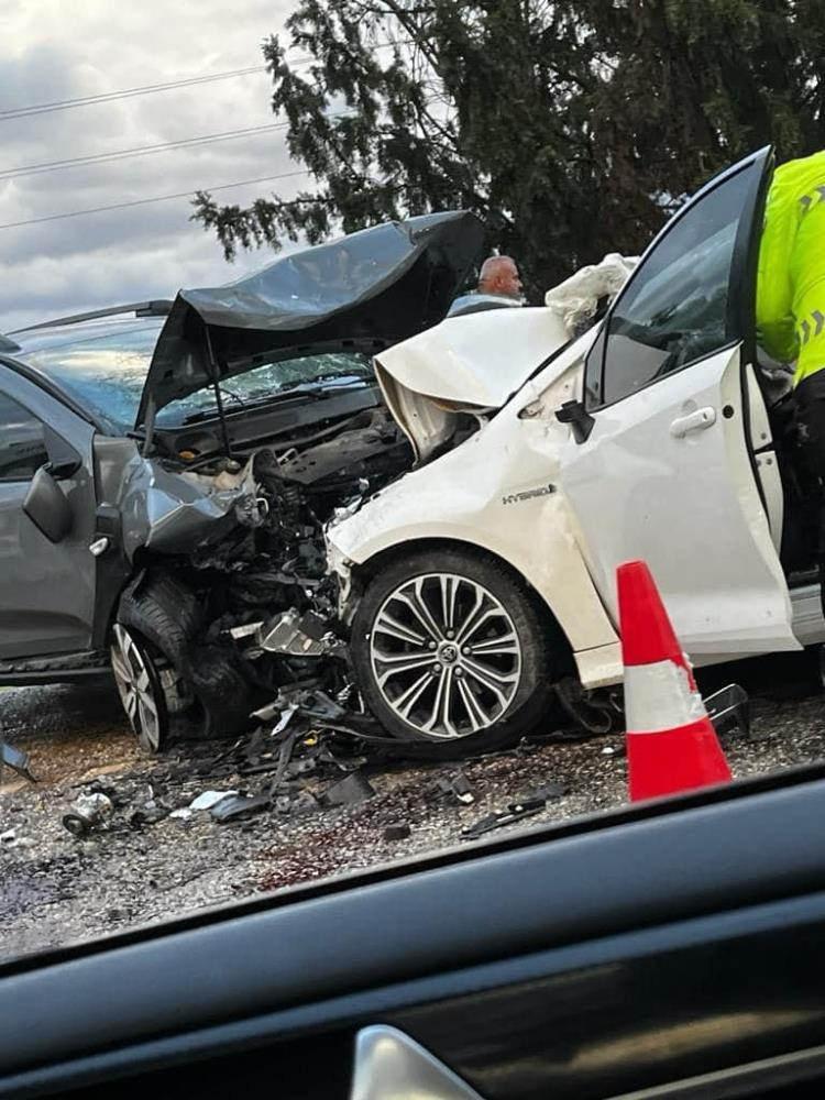 Feci kaza! iki otomobil çarpıştı: 3 kişi hayatını kaybetti