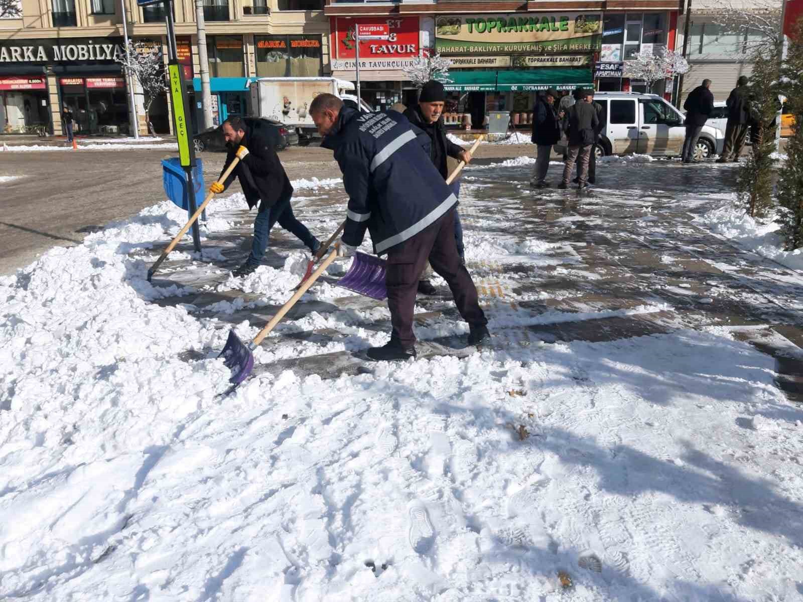 Van’da karla mücadele çalışmaları sürüyor