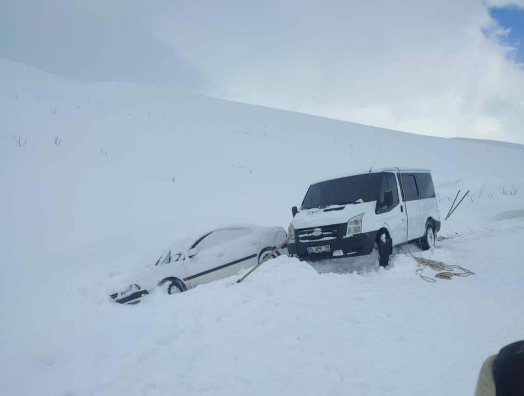 Özalp’ta kar nedeniyle yolda kalan araçlar kurtarıldı
