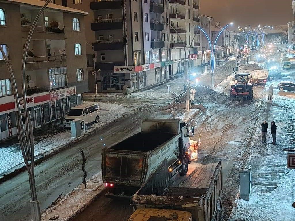Özalp’ta kar nedeniyle yolda kalan araçlar kurtarıldı