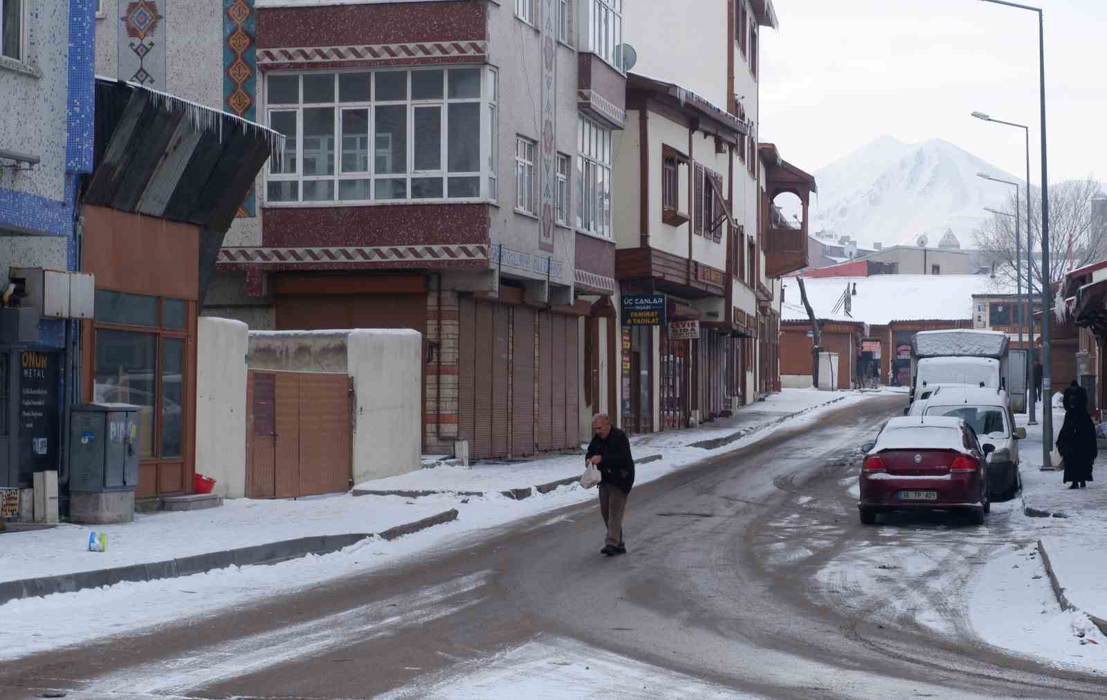 Erzurum’da soğuk hava ve kar etkili oluyor