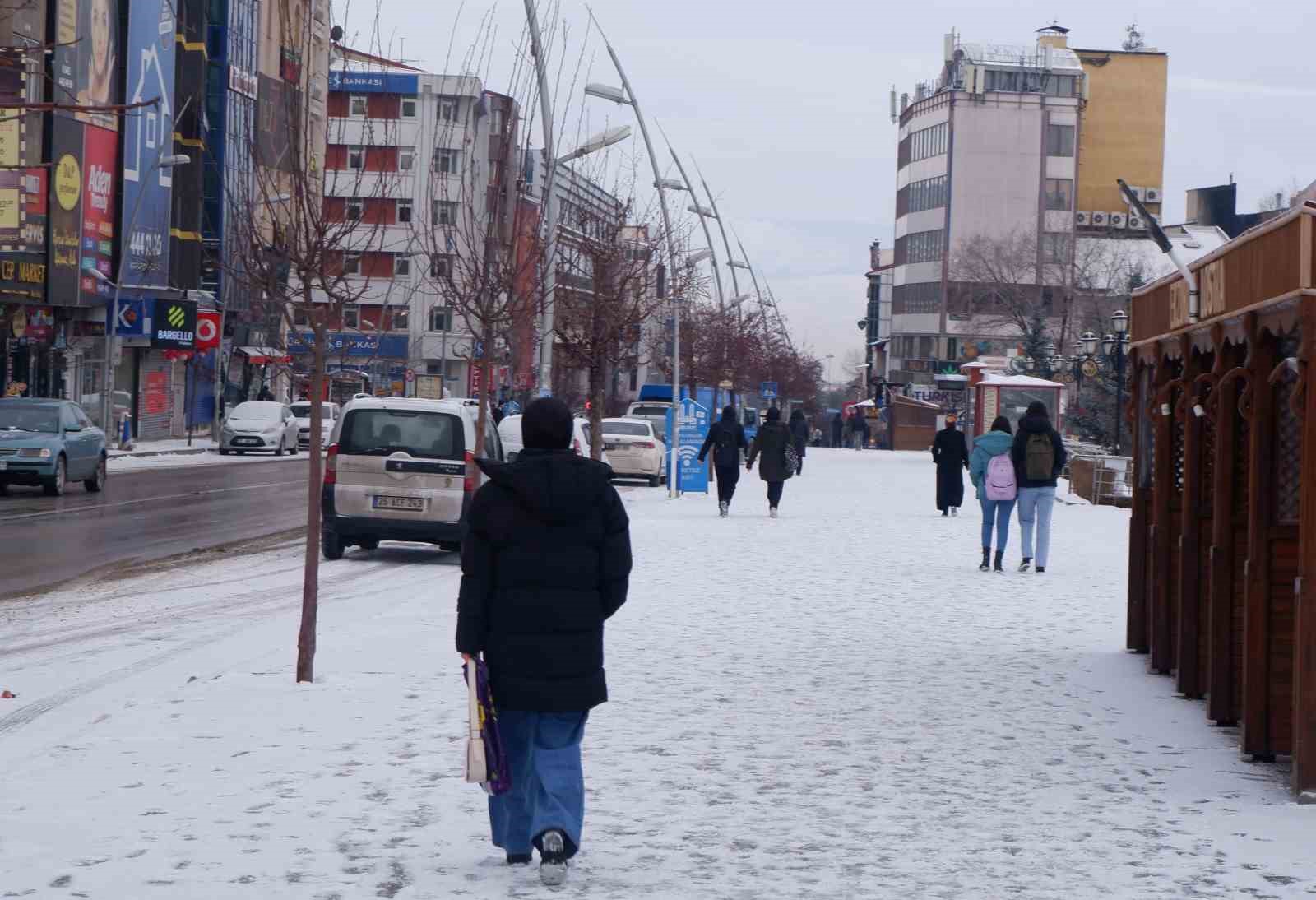 Erzurum’da soğuk hava ve kar etkili oluyor