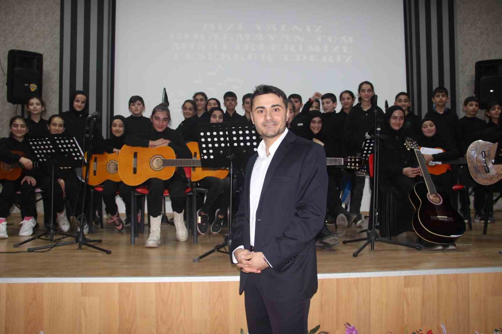 Köy okulu öğrencileri müzik grubu kurdu, konser verdi