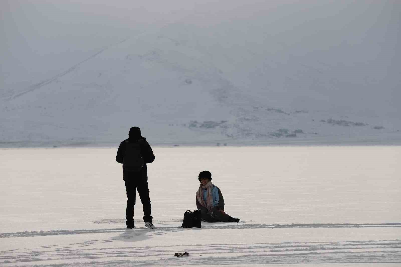 Çıldır Gölü’nde buz üstünde atlı kızak keyfi