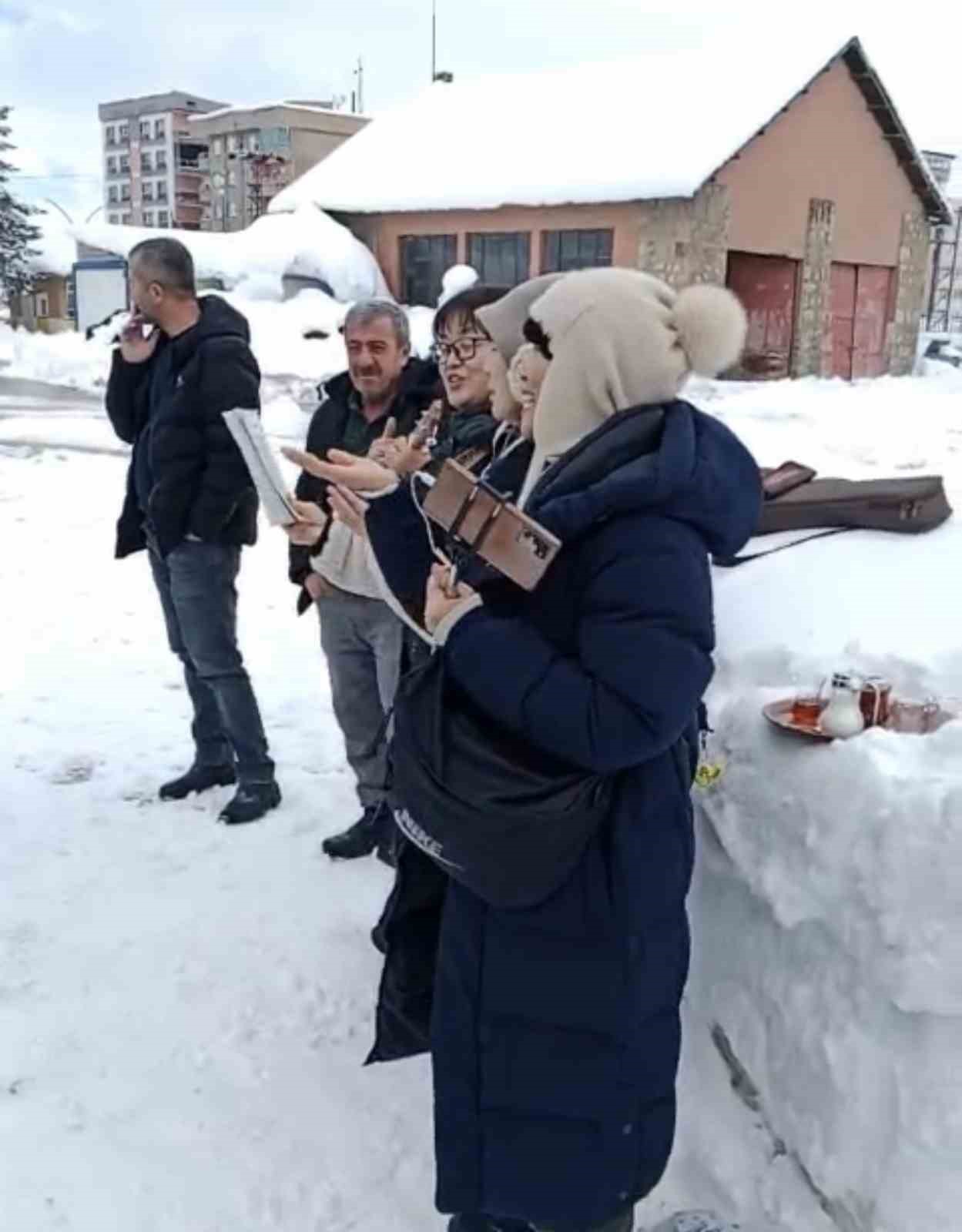 Güney Koreli turistler kar temizliği öncesi Karayolları ekiplerine şarkı söyledi