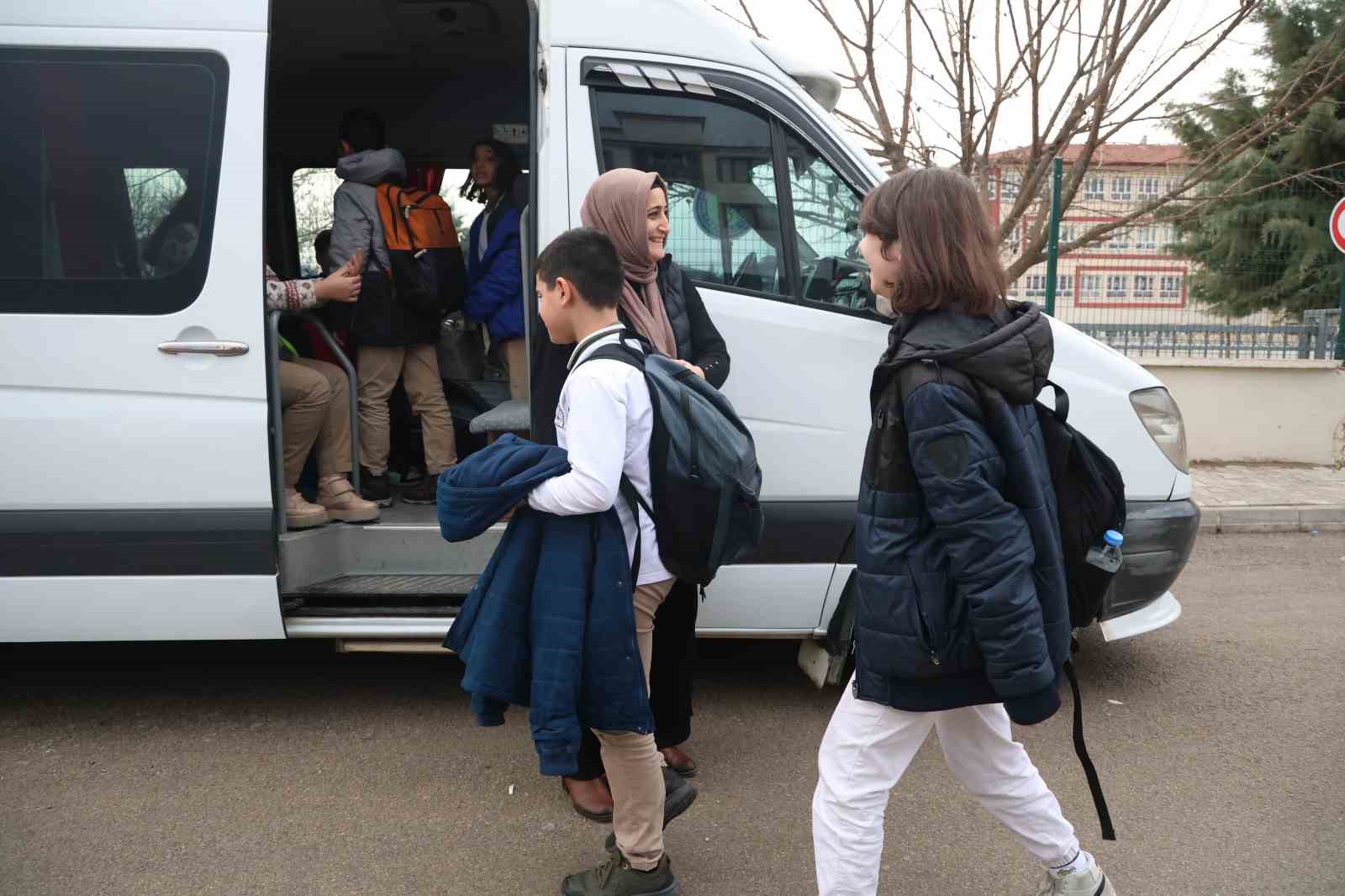 Şoför bulamayınca direksiyona kendisi geçti, erkeklere taş çıkartıyor