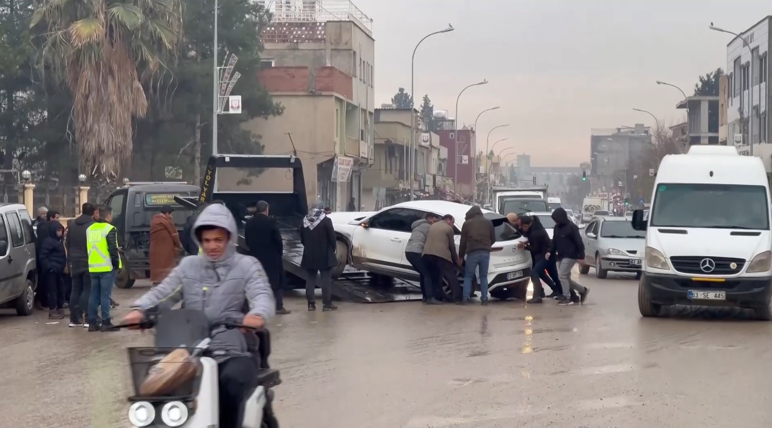 Kaza yapan aracı sallaya sallaya çekiciye yüklemeye çalıştılar