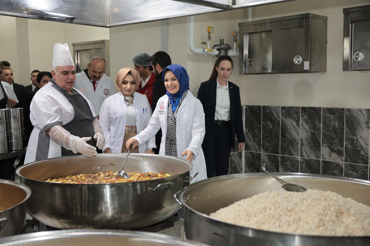 Bakan Göktaş açılışını yaptığı aşevinde yemek kazanlarının başına geçip döner kesti