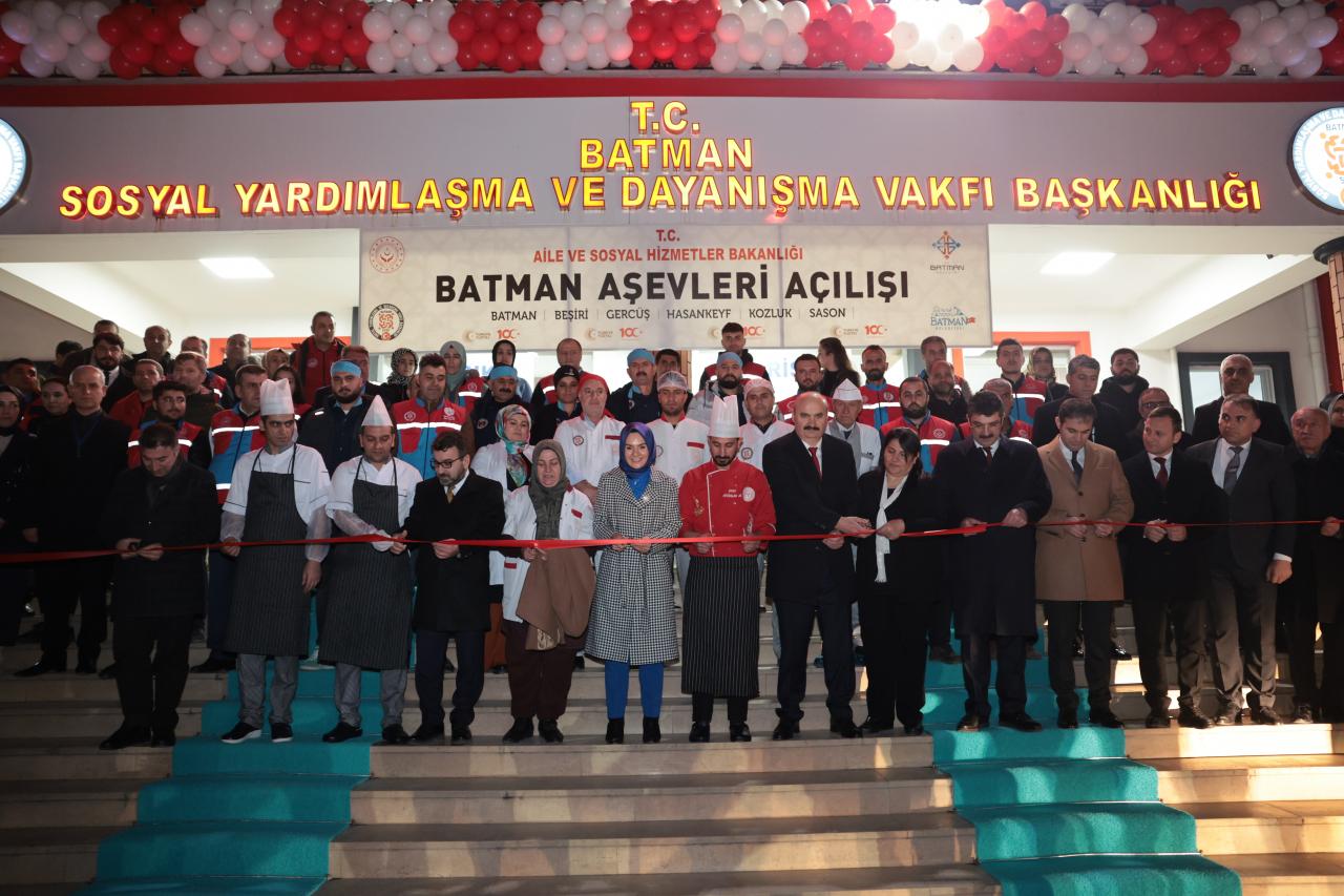 Bakan Göktaş açılışını yaptığı aşevinde yemek kazanlarının başına geçip döner kesti