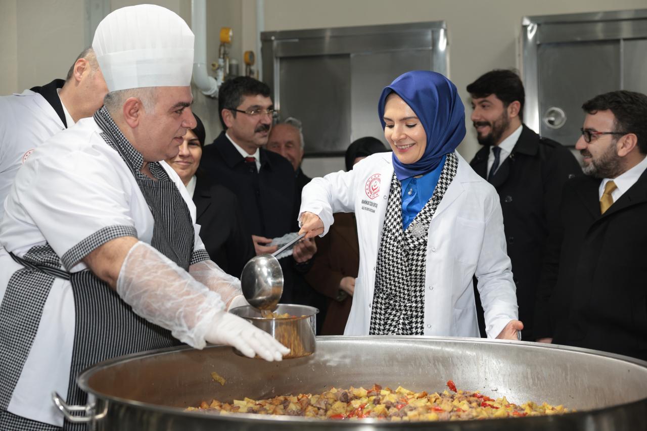 Bakan Göktaş açılışını yaptığı aşevinde yemek kazanlarının başına geçip döner kesti