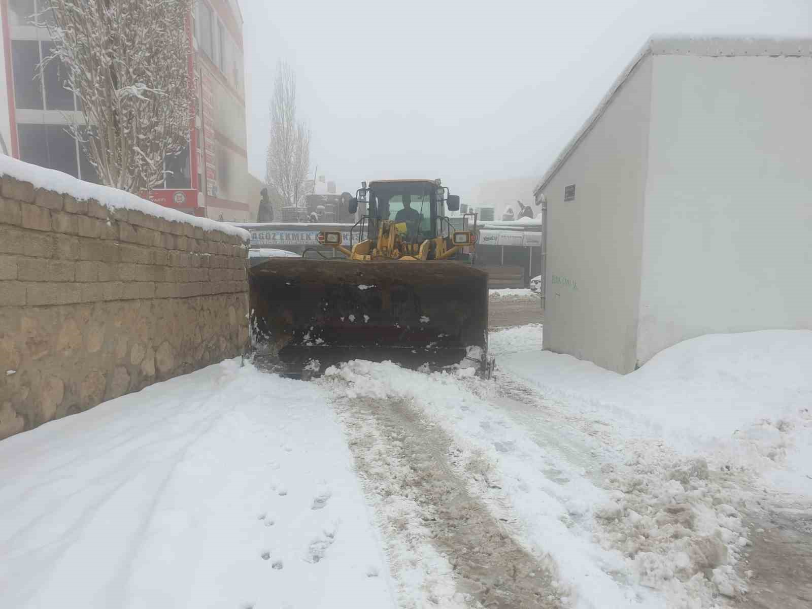 Başkale’de kar yağışı: 48 yerleşim yerinin yolu kapandı